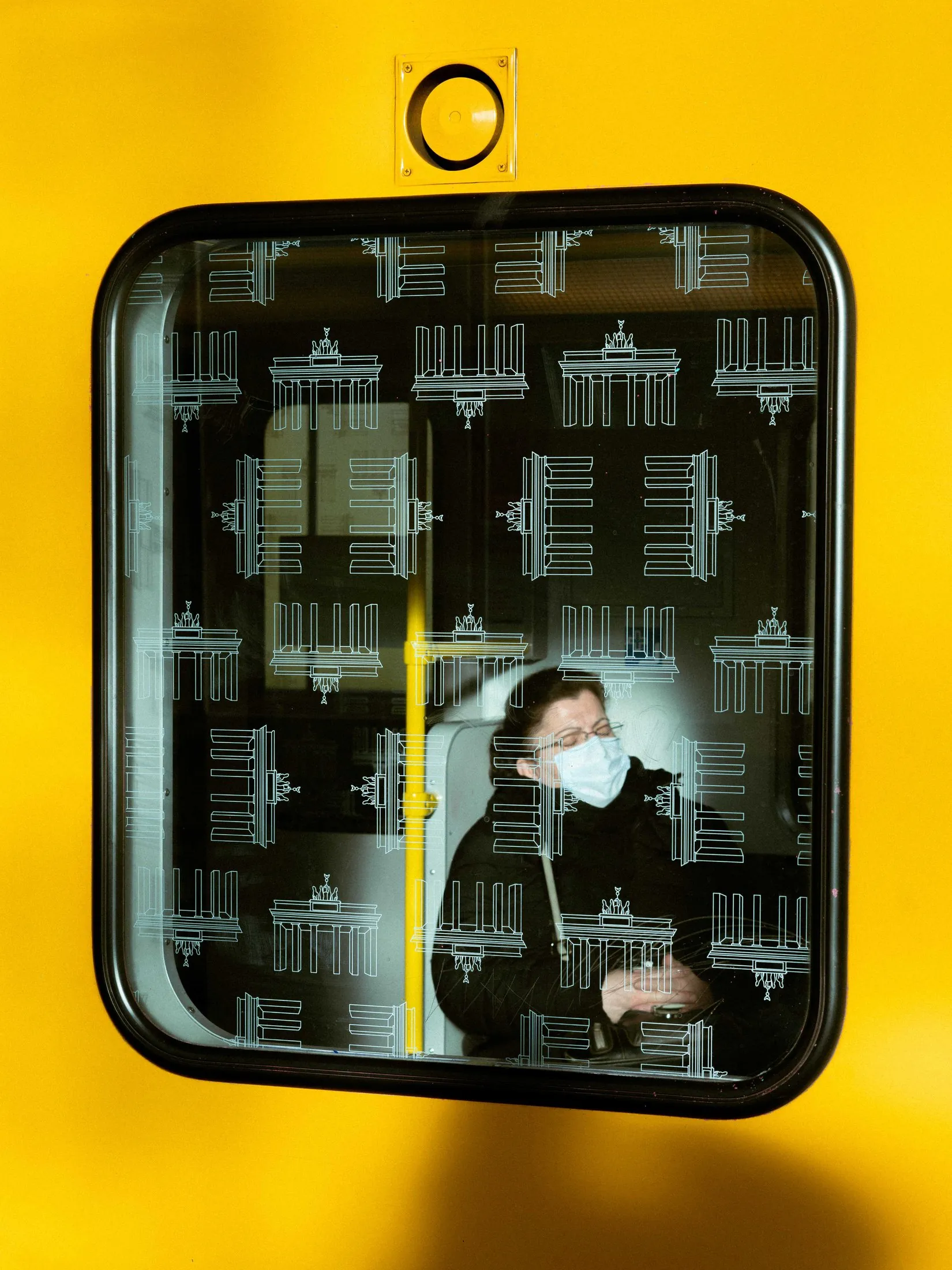 U-Bahn Fenster mit Corona-Maske