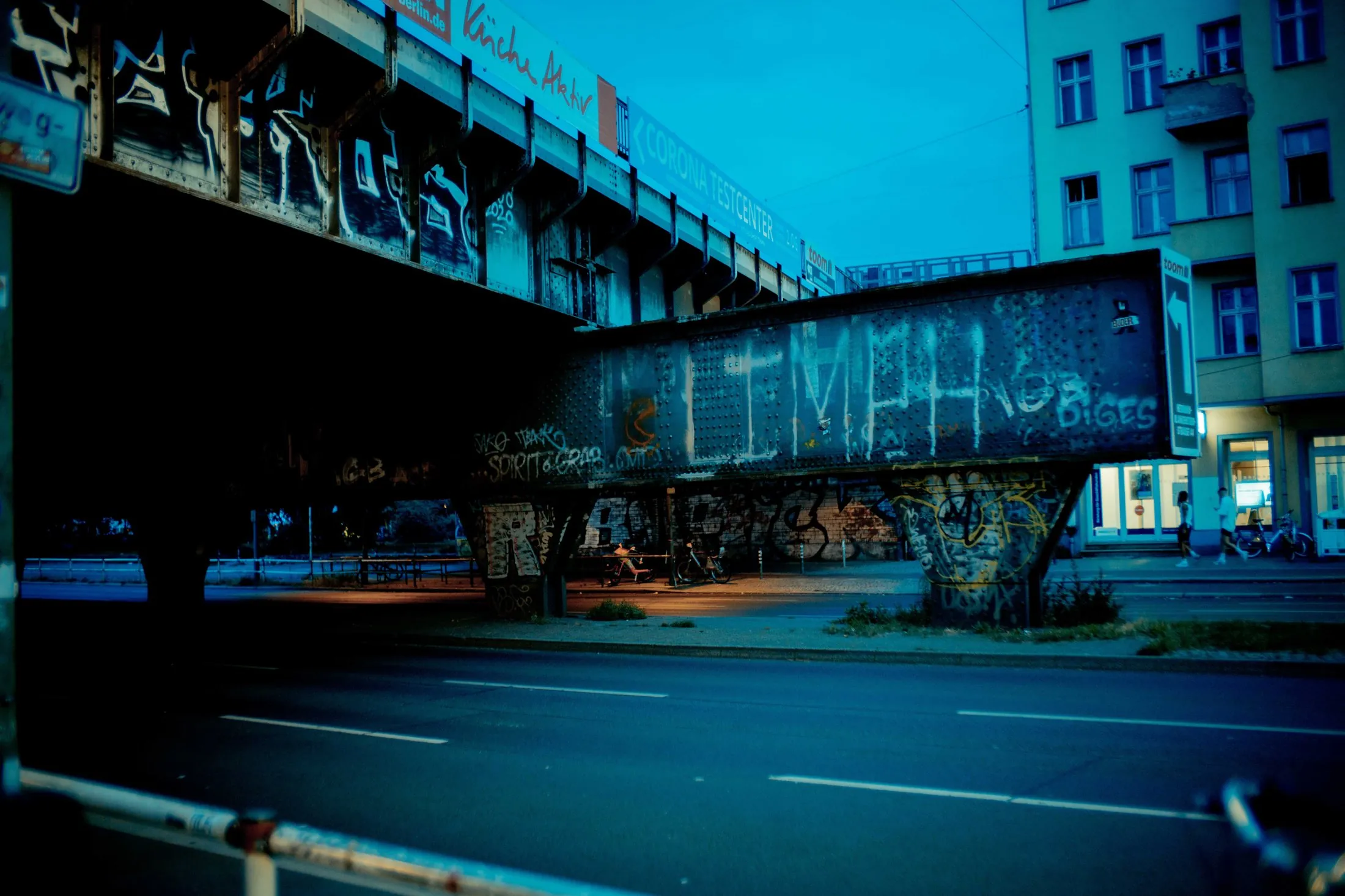 Brücke mit Graffiti
