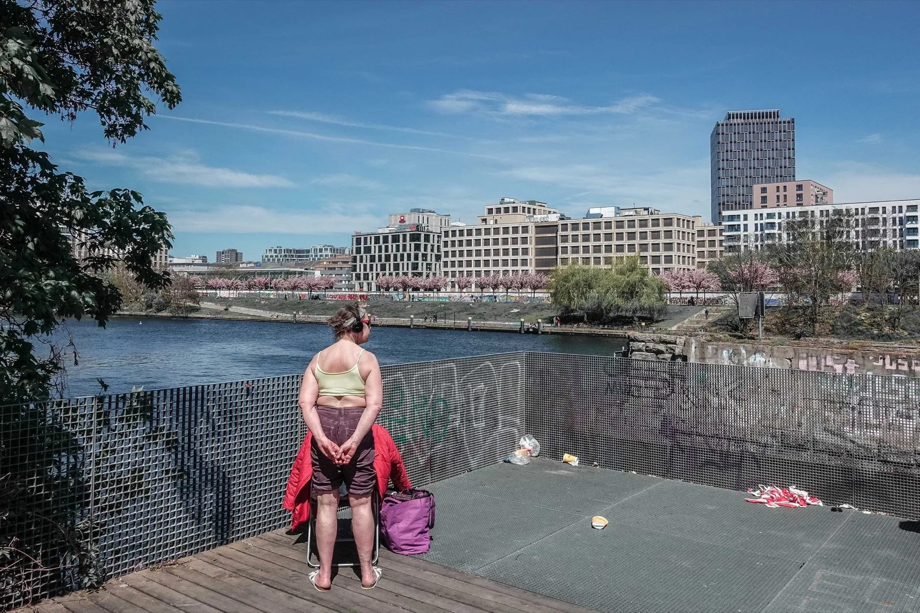 Frau am Ufer der Spree im Frühling