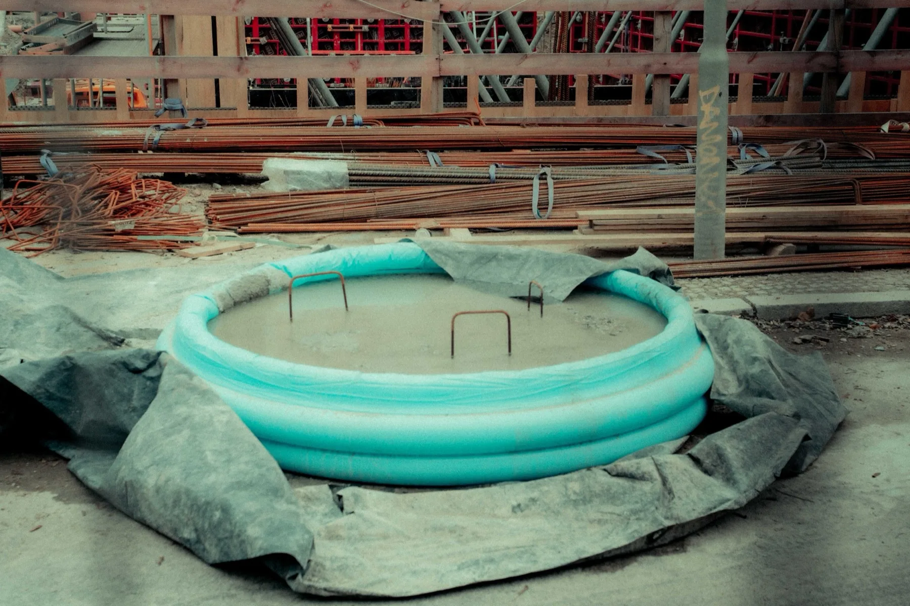 Planschbecken voller Beton auf einer Baustelle